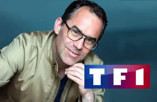 Julien Bocher, comédien voix off de TF1, prêtant sa voix aux bandes annonces et programmes de la chaîne.