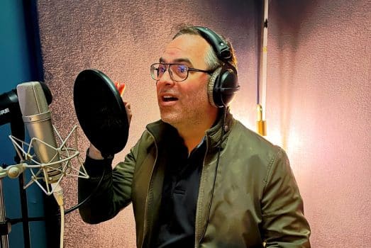 Julien Bocher, comédien voix off homme, en cabine d'enregistrement